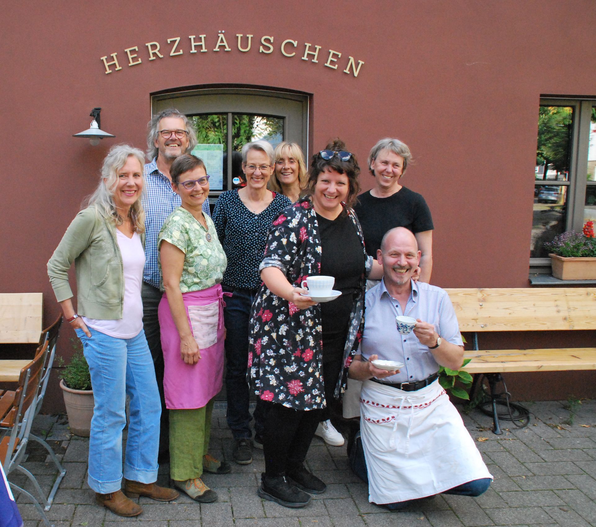 Diese acht Menschen sind das Herzhäuschen-Kollektiv.