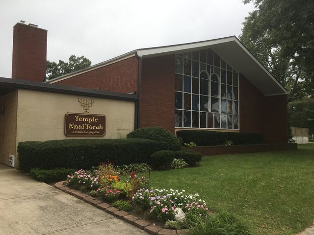 A large brick building with a sign that says temple east jewish