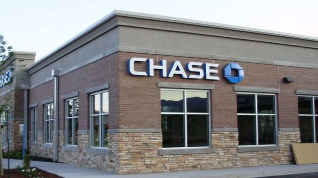 A chase bank building with lots of windows