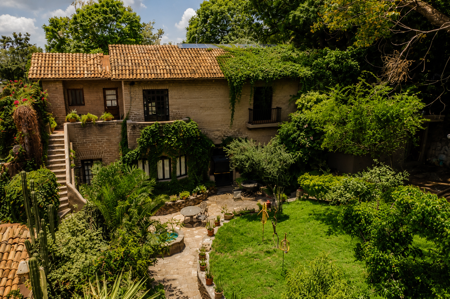 Casa Liza, hotel boutique en el Centro de San Miguel de Allende: jardín y fachada colonial.
