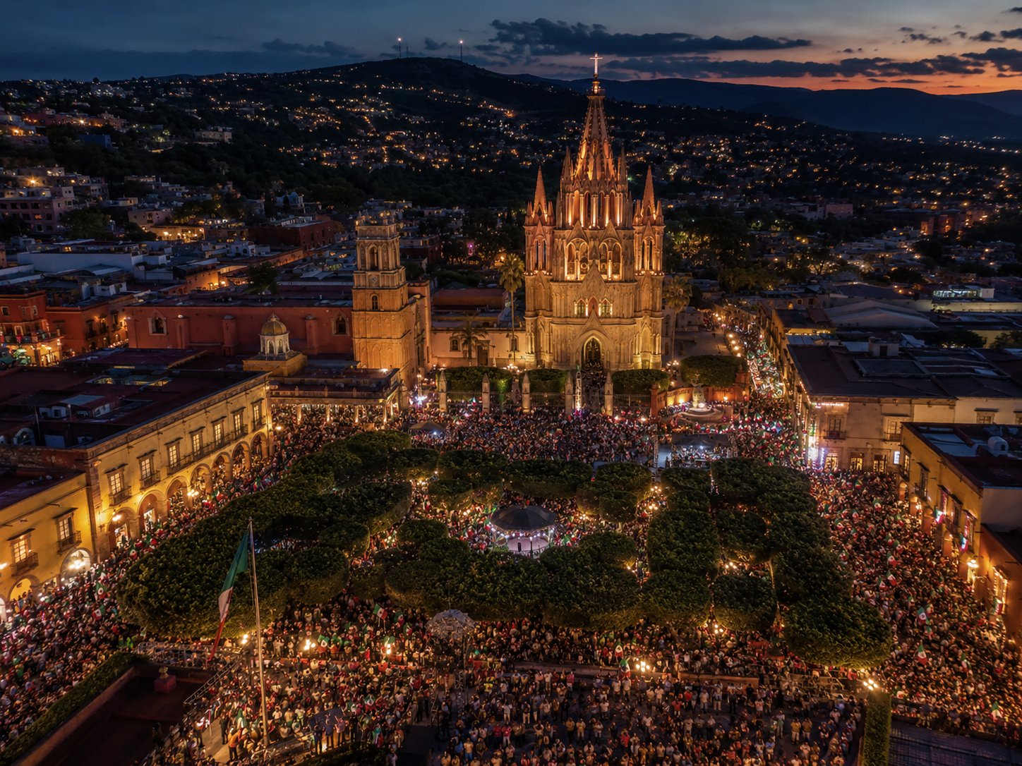 Multitud en el Jardín Principal frente a la Parroquia de San Miguel Arcángel la noche del Grito en S