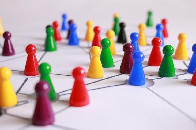 different coloured pawns connected by lines signifying connections