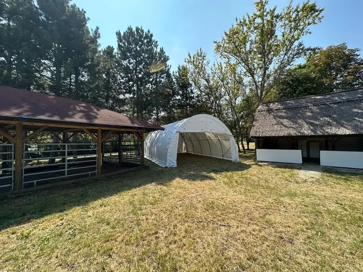 Arkinių tentinių angarų nuotrauka