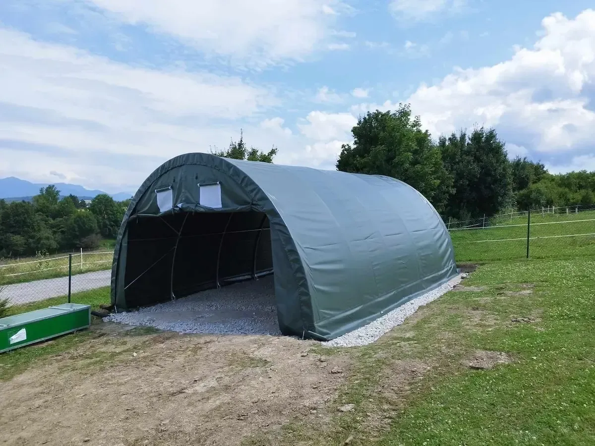 Arkinių tentinių angarų nuotrauka