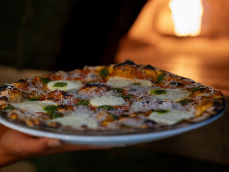 pizza che esce dal forno