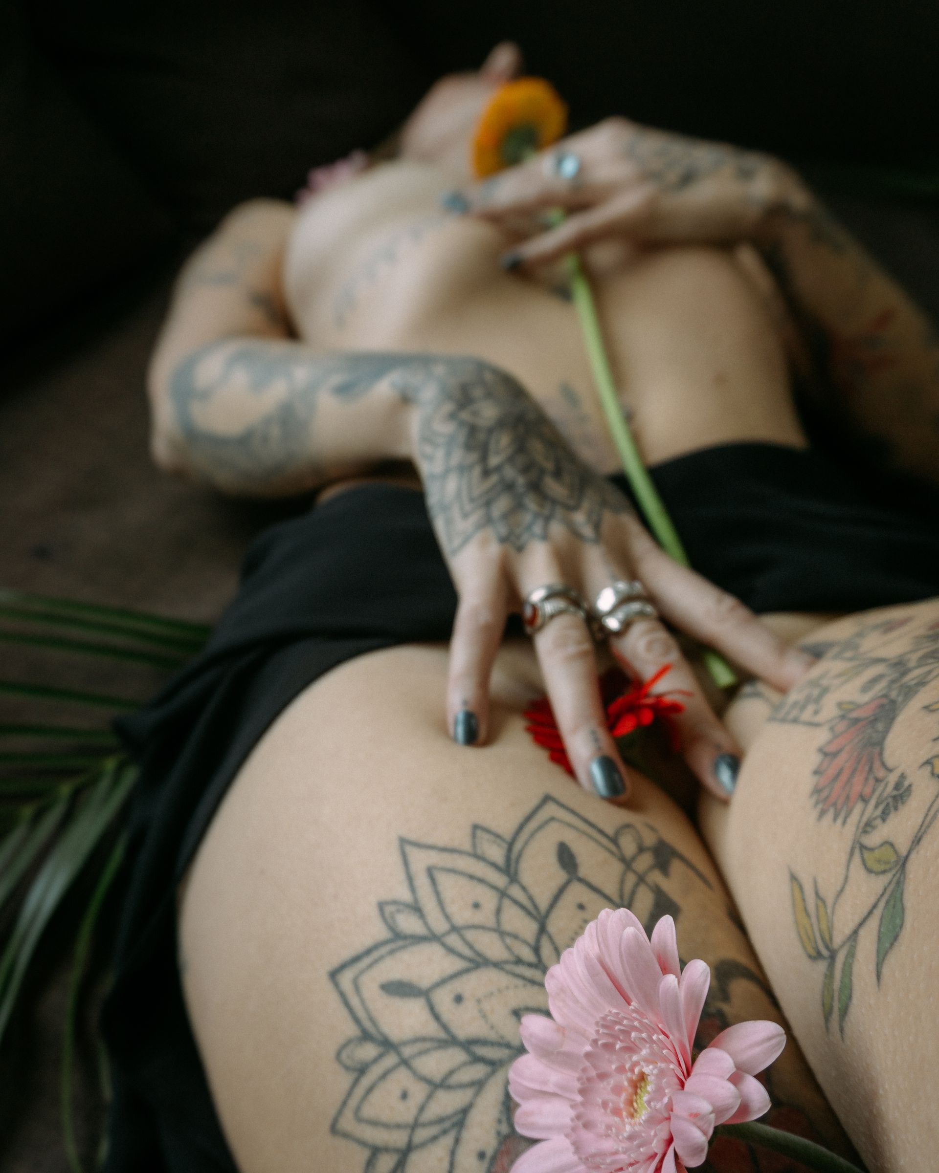 artnude photo of a model rotterdam netherlands zuidholland flowers boudoir