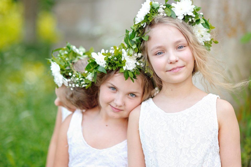 Bambine con corone di fiori in testa