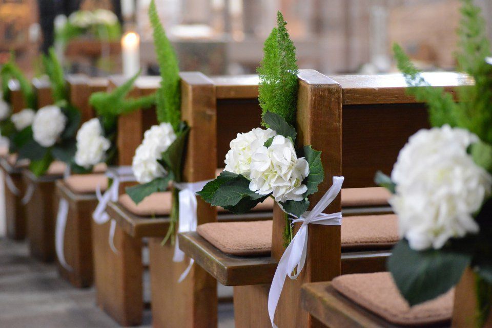 Panchine chiesa decorate con fiori