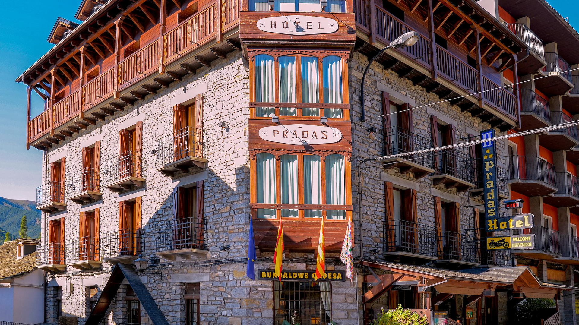 Edificio de piedra, hotel esquinero 