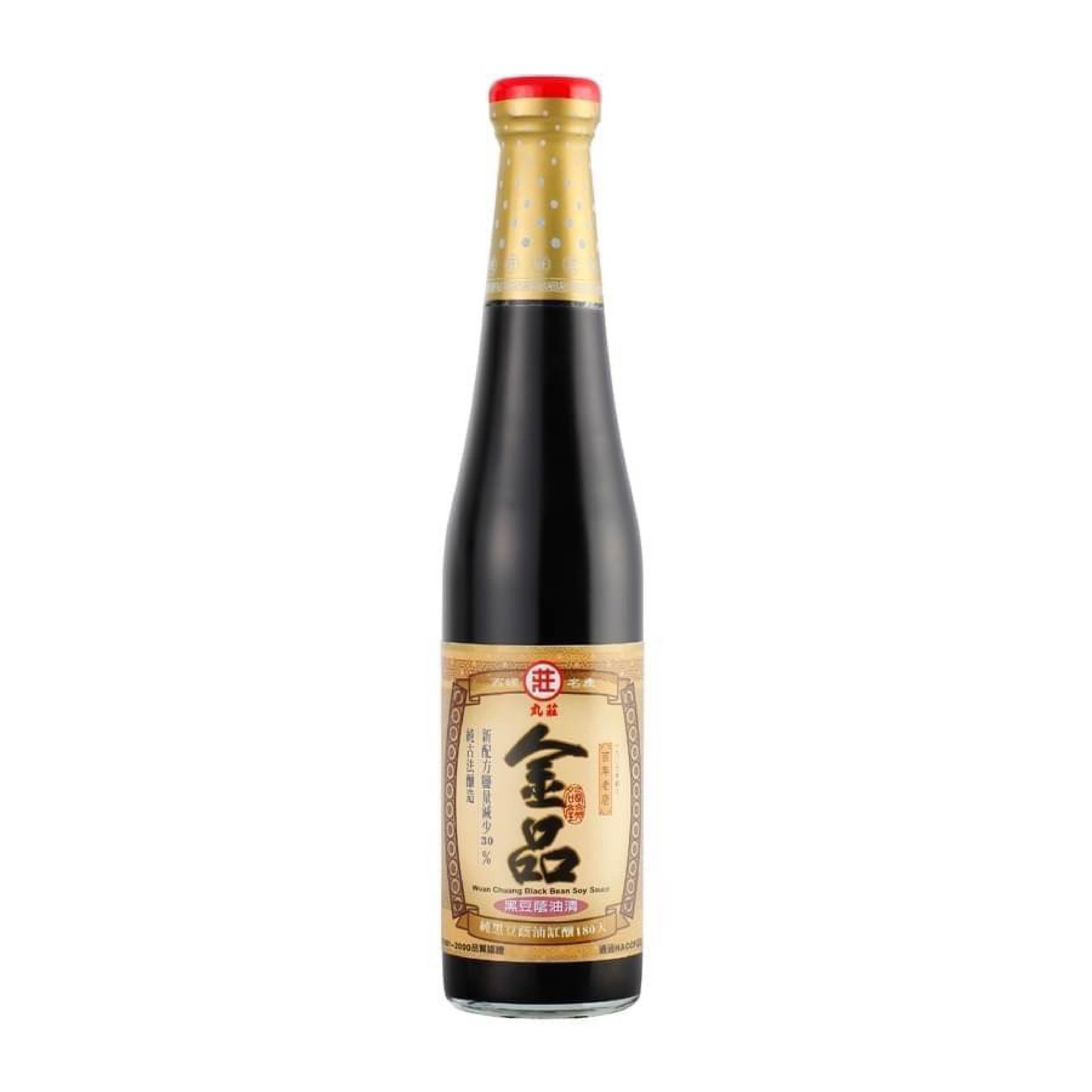 一瓶深棕色醬汁，帶有金色標籤和紅色瓶蓋。