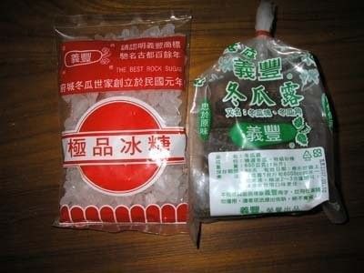 兩袋中國零食：冰糖（白色）和冬瓜茶（紅色）。