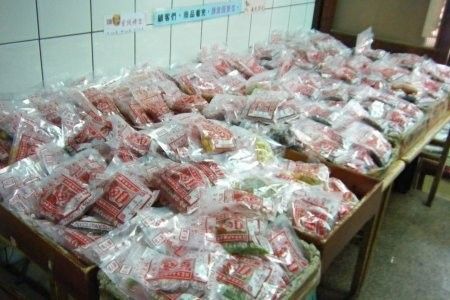 商店裡陳列的包裝商品大多是紅色和透明的包裝，放在桌上。