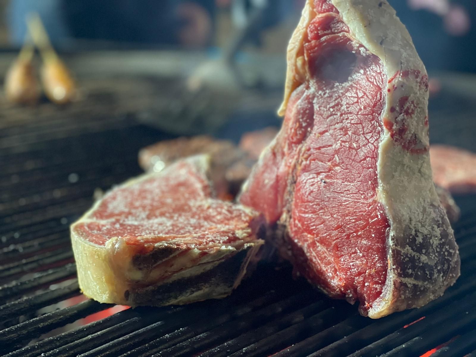 carne sopra griglia