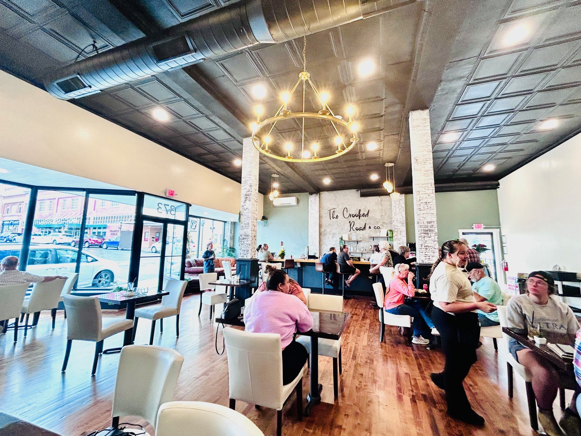 A group of people are sitting at tables in a restaurant.