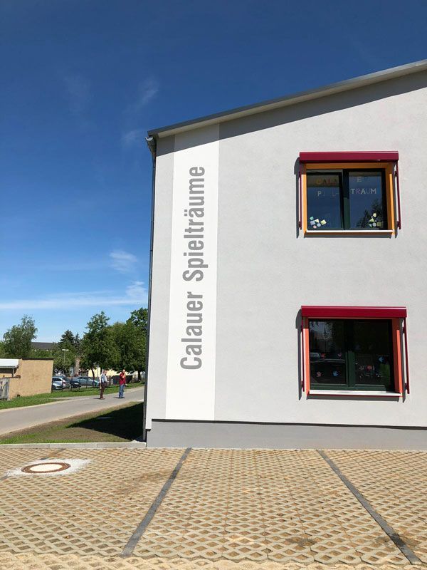 Fassade mit großem Schriftzug 