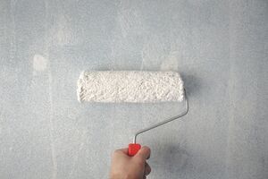 Wandfarbe wird mit einer Malerrolle auftragen