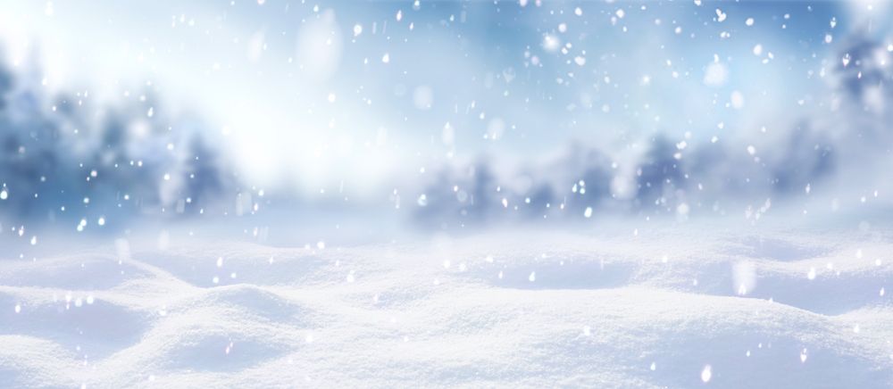 Un champ enneigé avec des arbres en arrière-plan et de la neige qui tombe