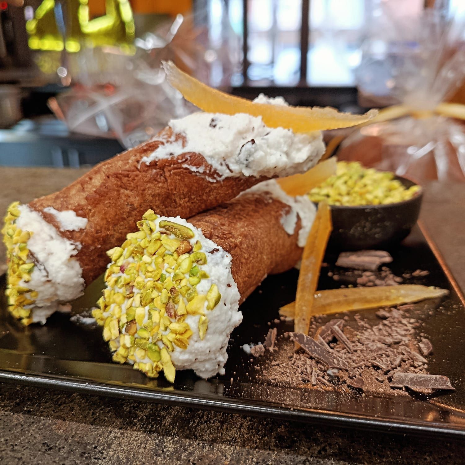 Dessert al cioccolato con la scritta 