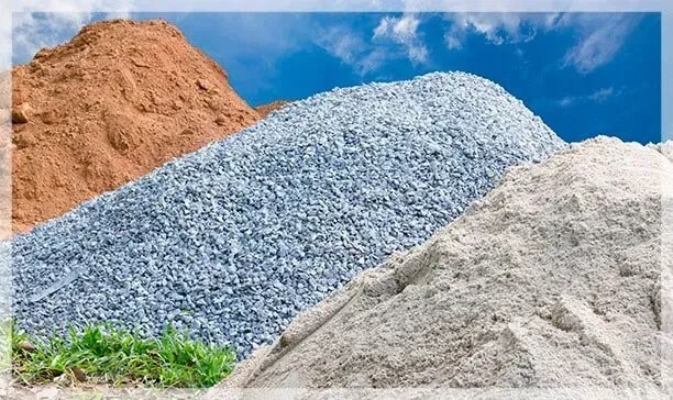 Un montón de arena, grava y tierra contra un cielo azul.