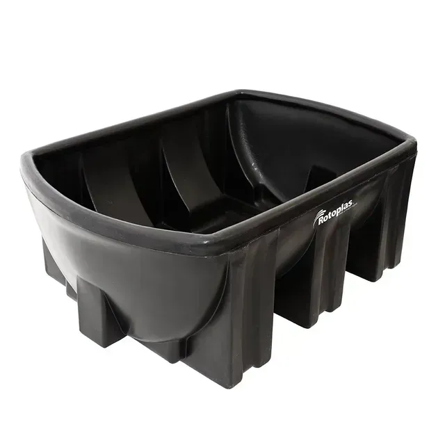 Un recipiente de plástico negro que parece un barco.