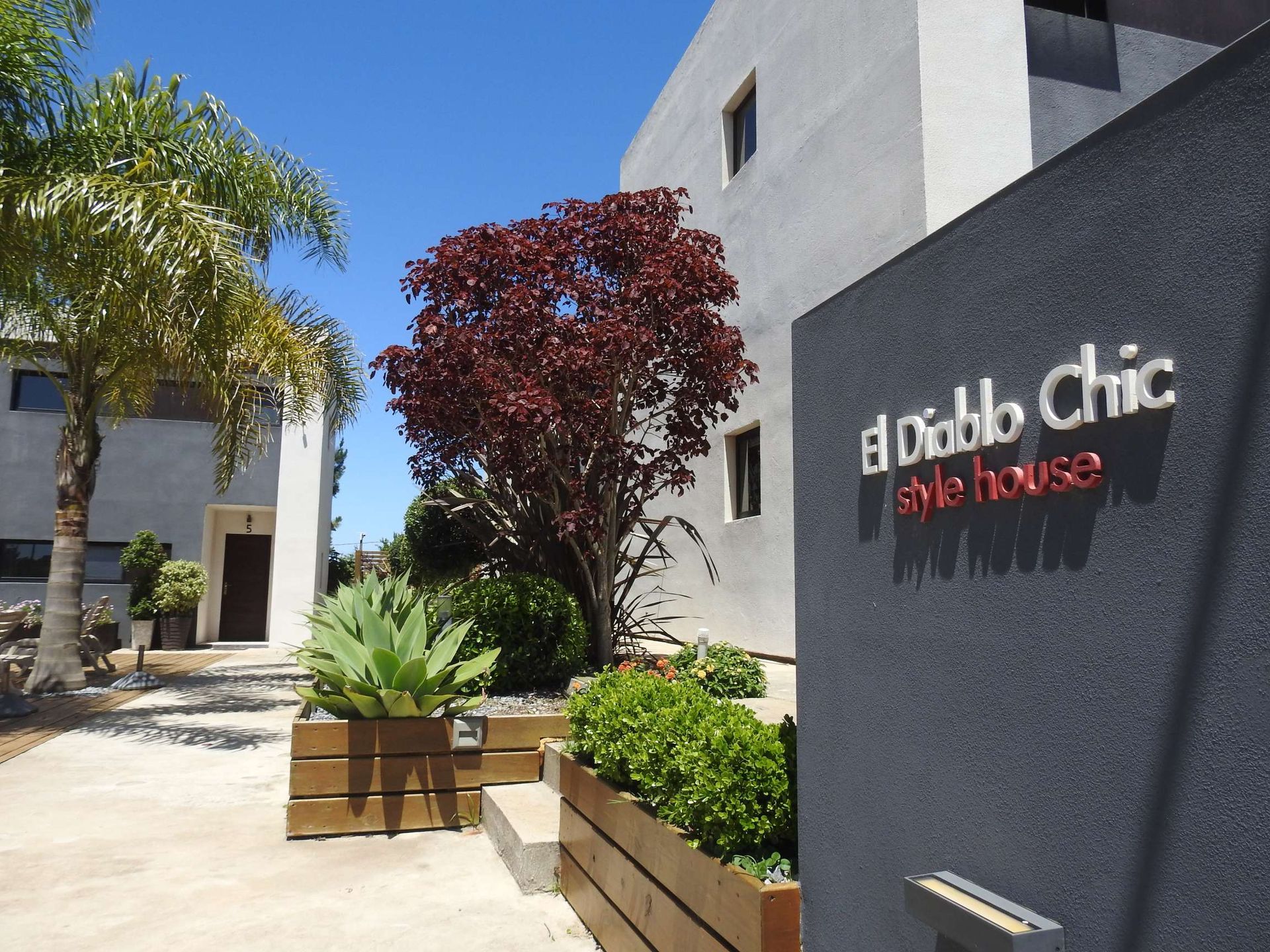 A building with a sign that says el diablo chic style house