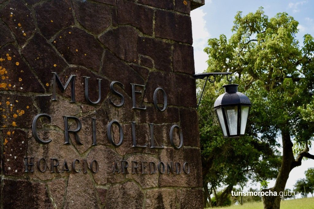 A stone wall with the words museo criollo written on it