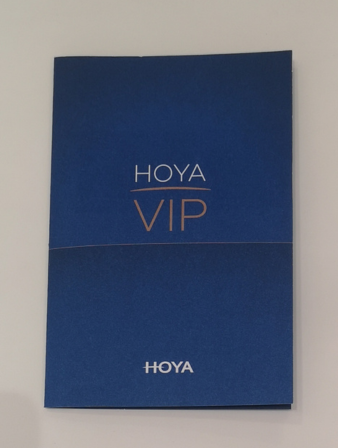 Libretto VIP Blue Hoya con scritte dorate su sfondo neutro