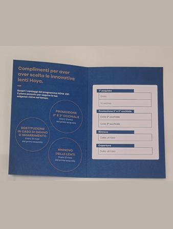 Opuscolo blu su sfondo beige, con riquadri circolari e un layout a forma di modulo sulla destra.