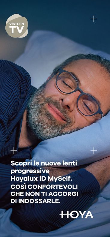 Uomo con gli occhiali appoggiato su un cuscino blu accanto a una scritta in italiano e al logo HOYA.