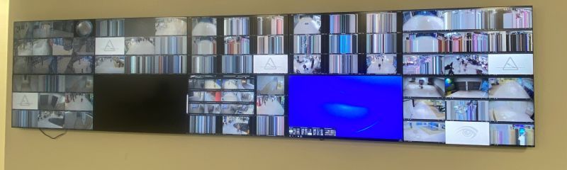 Un mur avec beaucoup d'images dessus et un écran bleu.