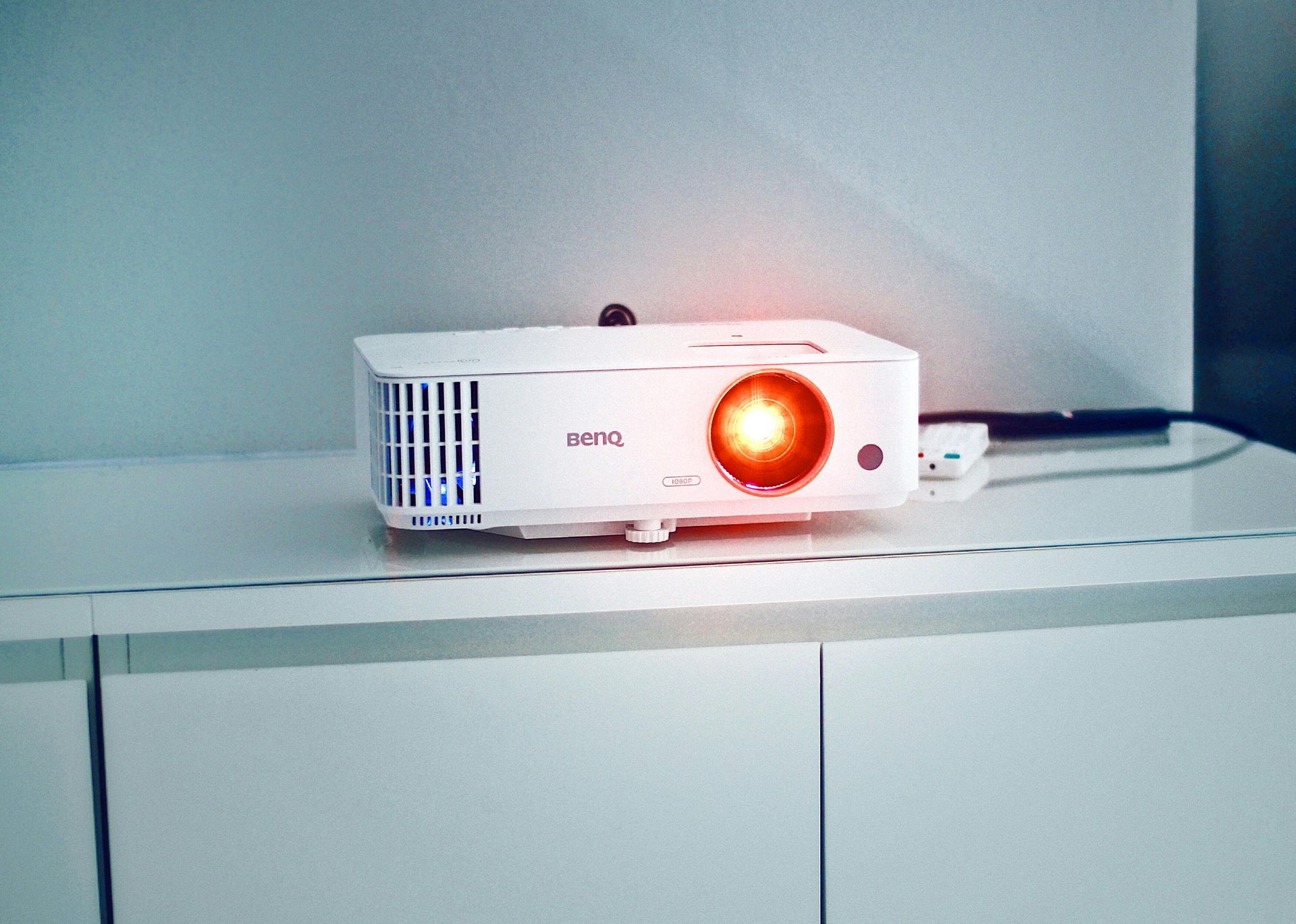 Auf einer weißen Theke steht ein BenQ-Projektor. Beamer Reparatur Zentrum – Beamer Wartung