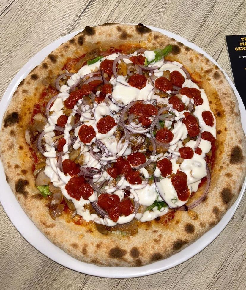 pizza con burrata, pomodorini e cipolla