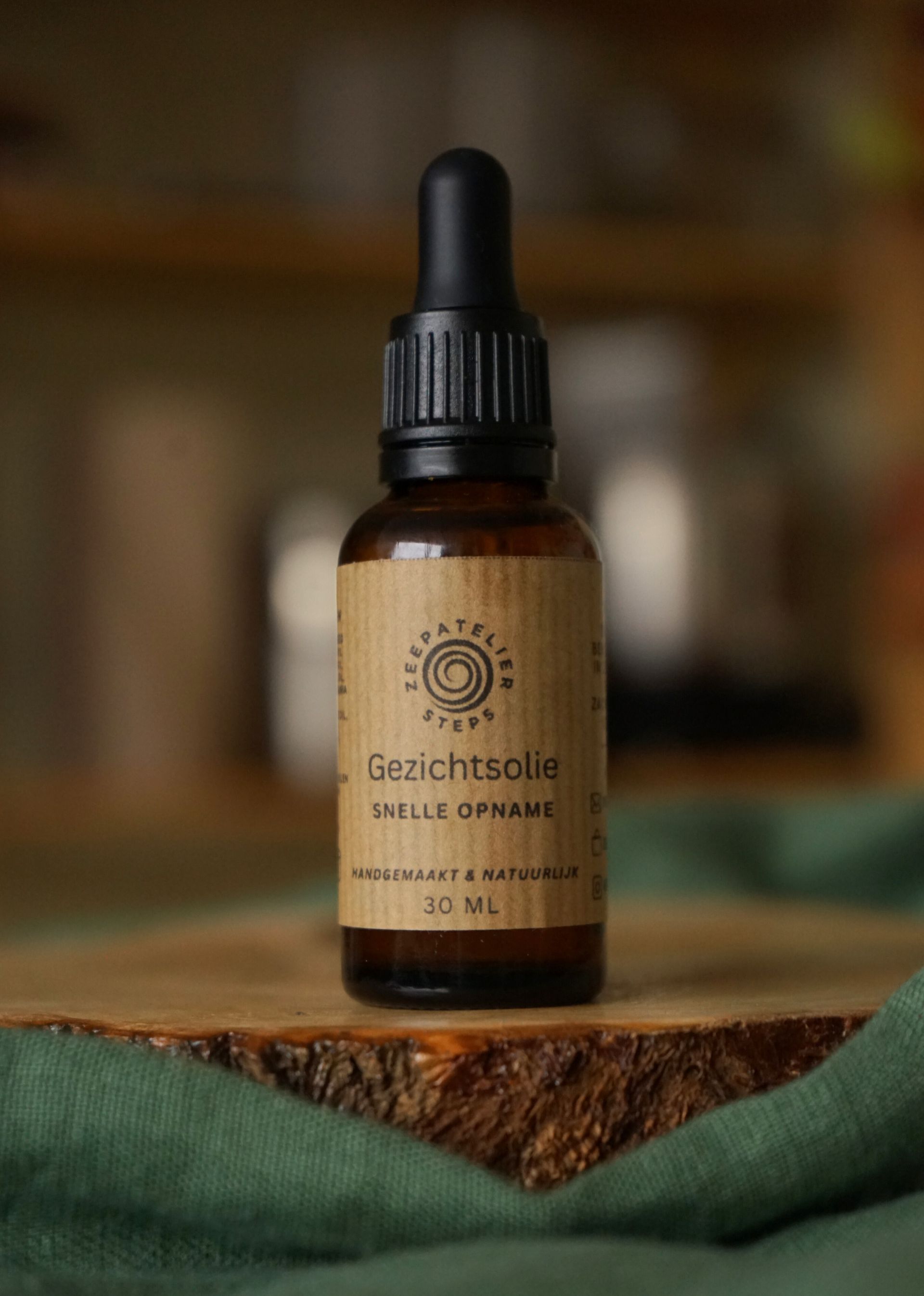 Gezichtsolie, gemaakt met plantaardige oliën. Simpele natuurlijke ingrediënten die je huid voeden.