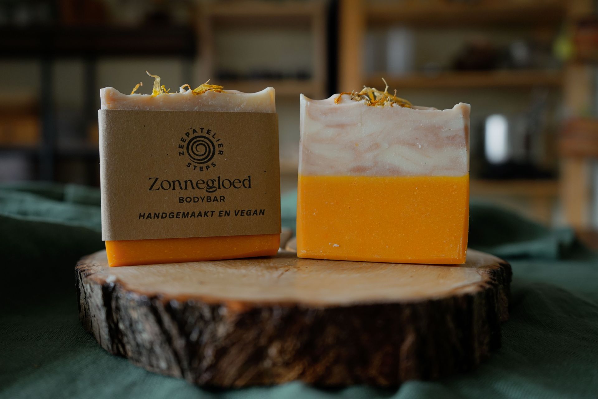 Zonnegloed - bodybar. Zeep gemaakt met calendula olie en met een zoete bloemige geur van de sinaasappel.