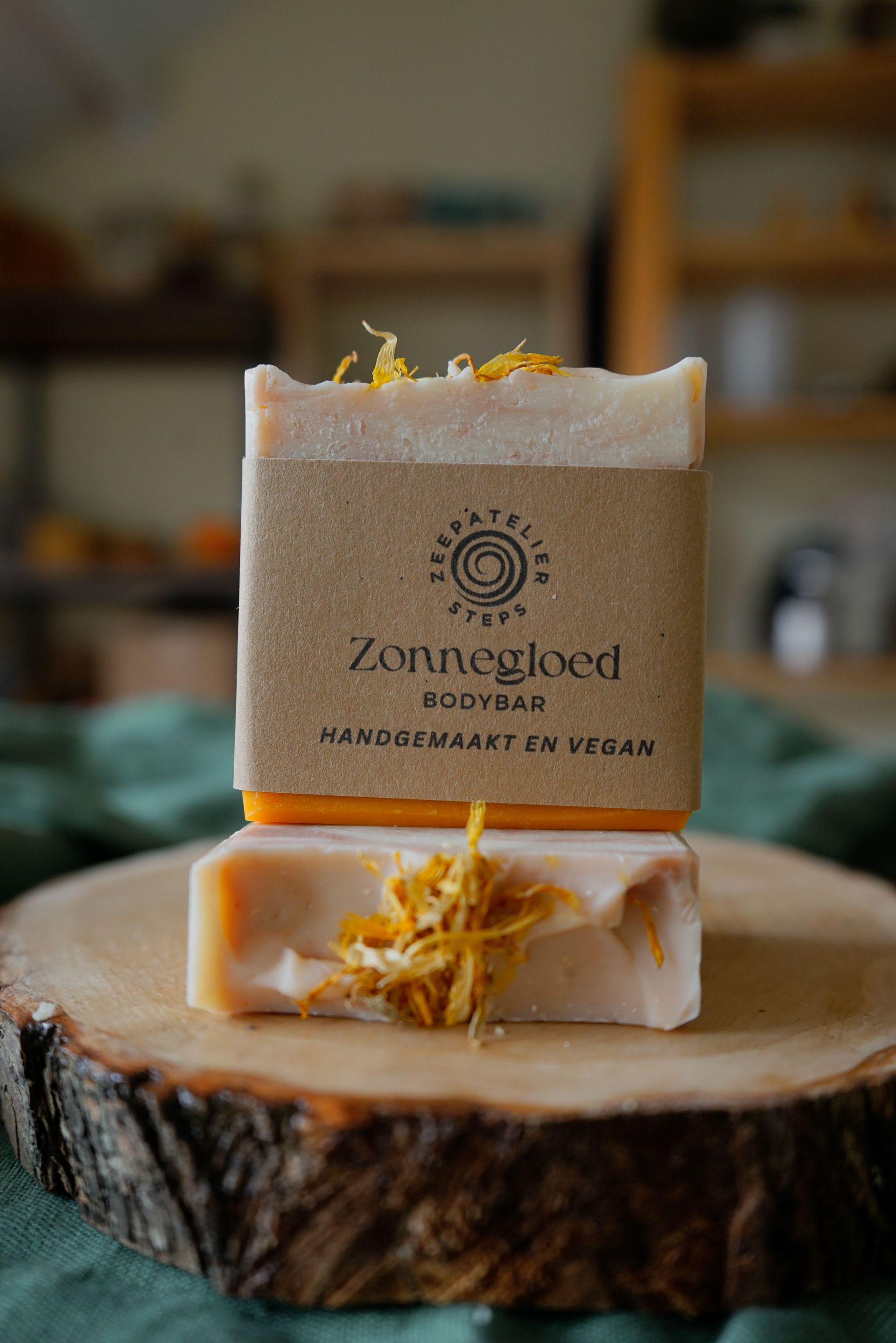 Zonnegloed - bodybar. Zeep gemaakt met calendula olie en met een zoete bloemige geur van de sinaasappel.