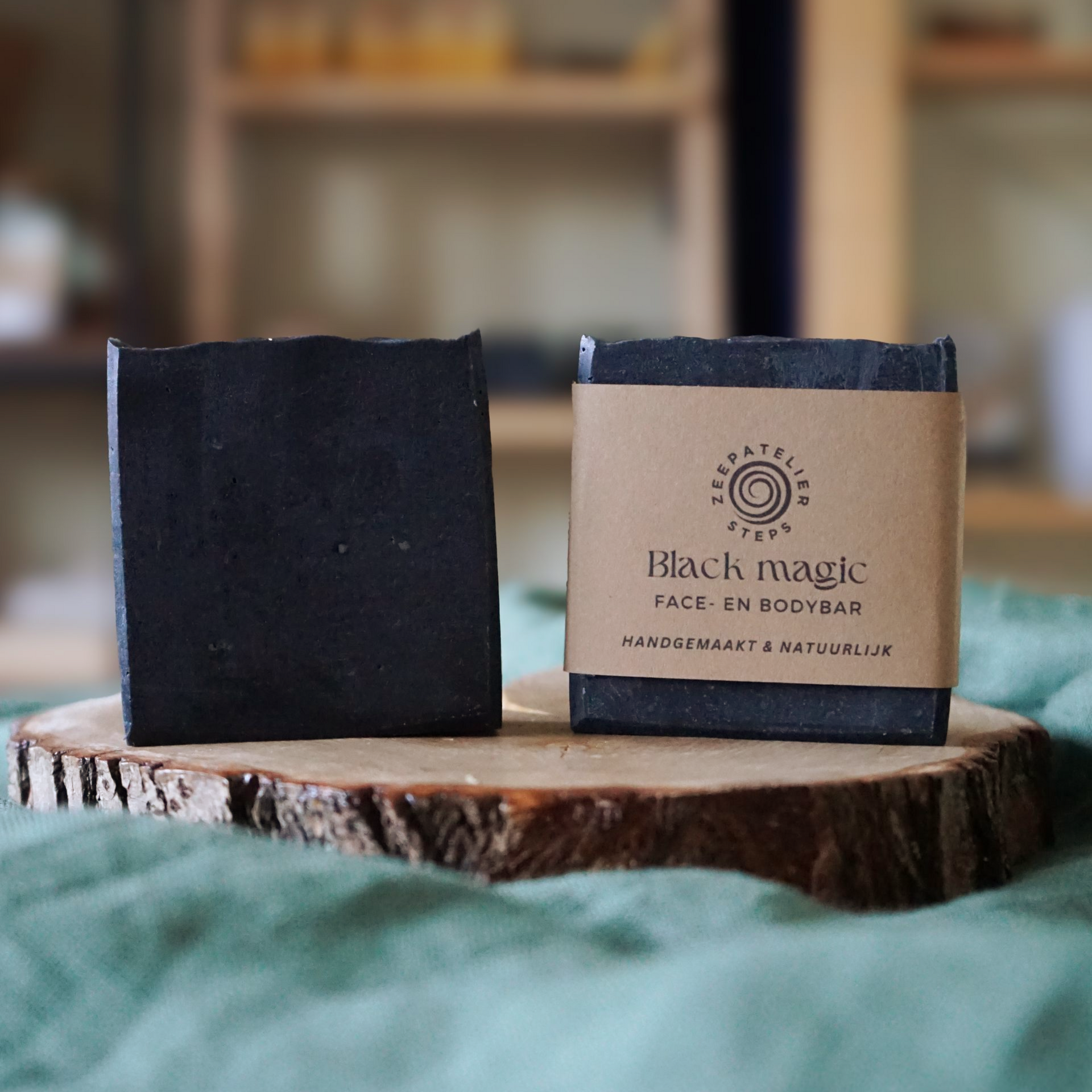 Black magic - face en bodybar. Zeep zacht genoeg om je gezicht mee te wassen.