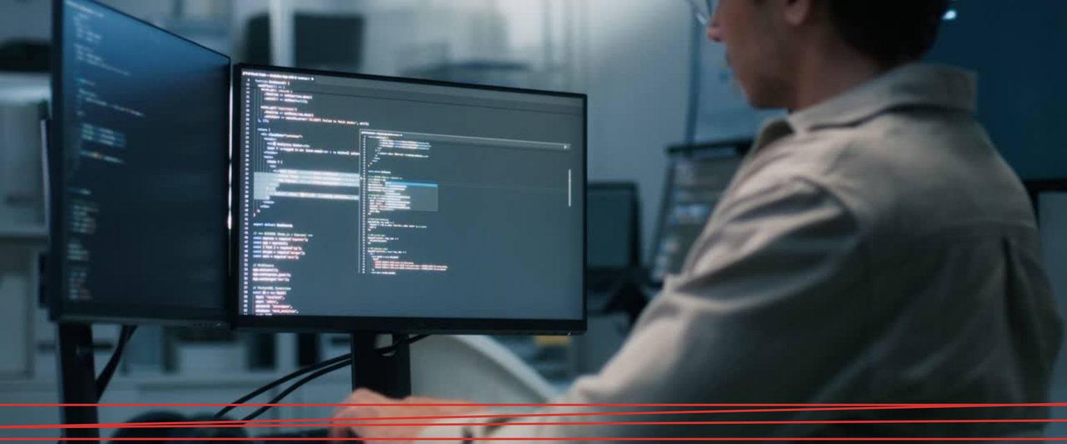 Un dito umano e un dito robotico quasi a contatto su uno sfondo blu sfocato, a simboleggiare la connessione tra uomo e intelligenza artificiale.