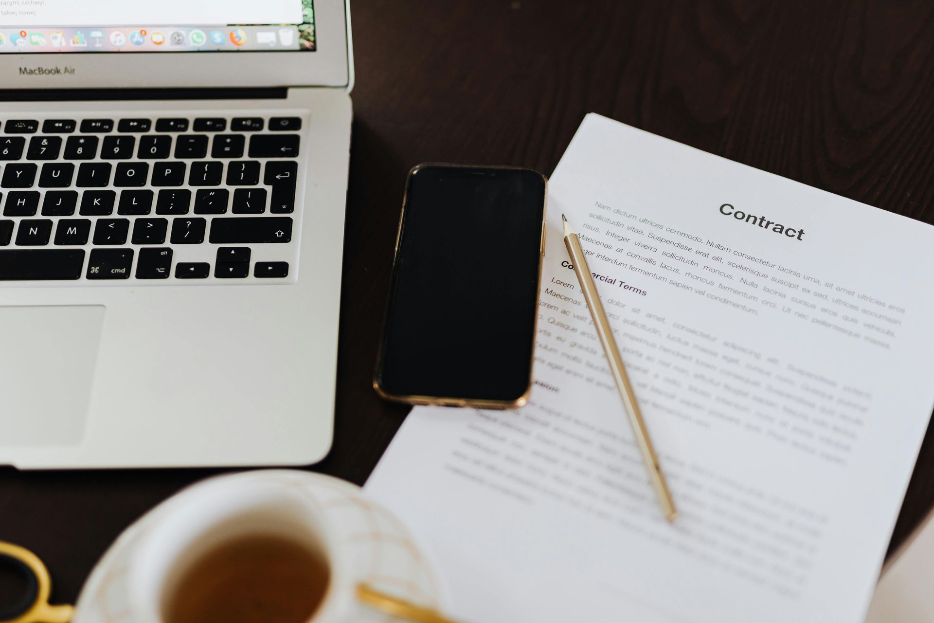 In uno studio legale, un gruppo di professionisti in giacca e cravatta siede e si alza in piedi, mentre una persona si rivolge al gruppo.