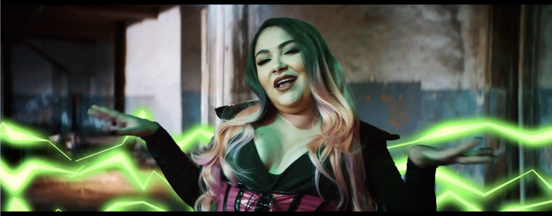 Uma mulher de cabelo verde está diante de um sinal verde.