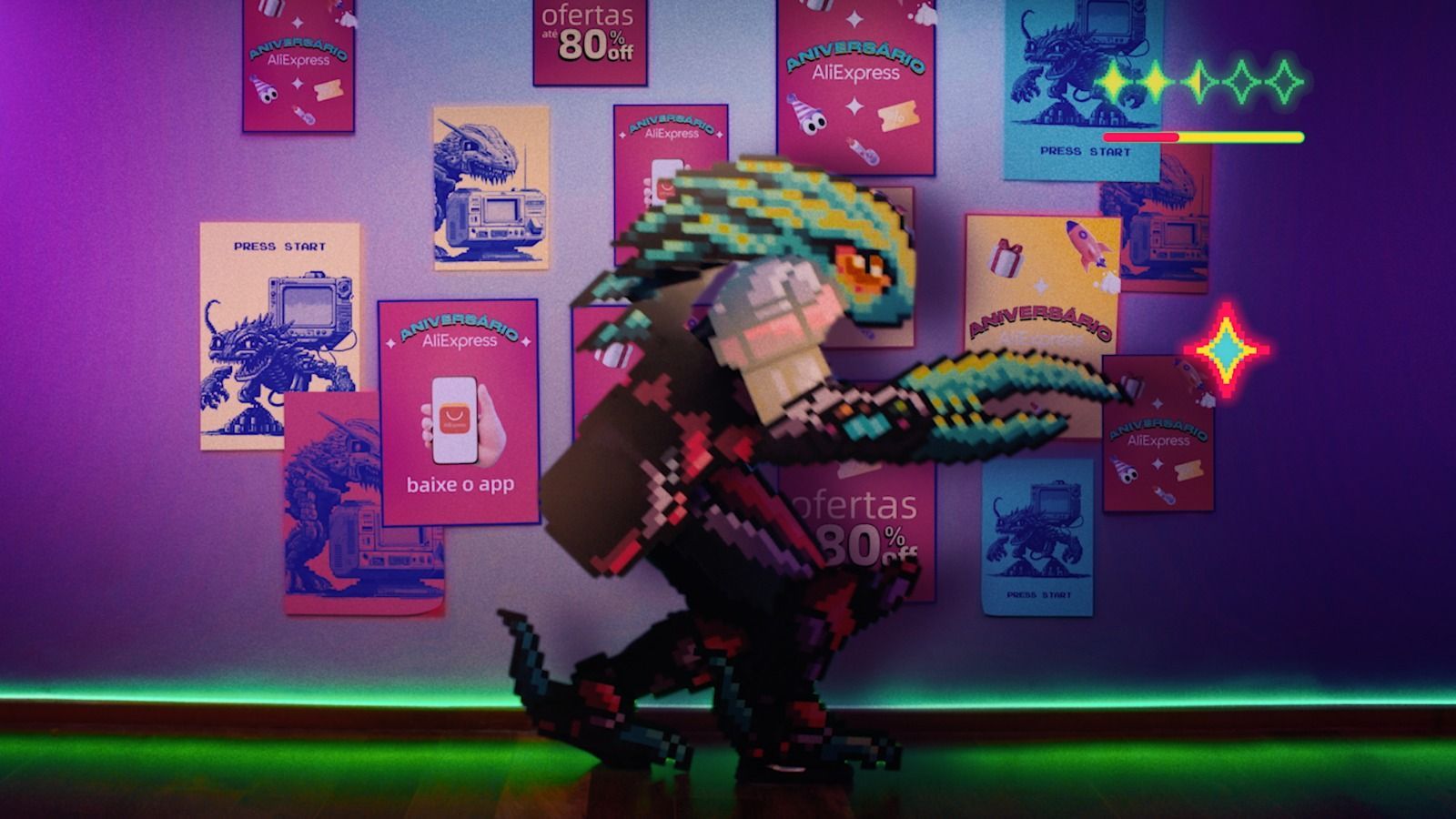 Uma pessoa vestida de dinossauro dança em frente a uma parede de quadros.