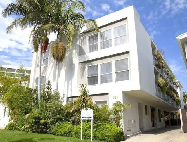 A modern apartment building in Beverly Hills with modern  conveniences 