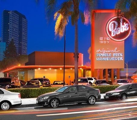 exterior photo of bobs big boy at nighttime
