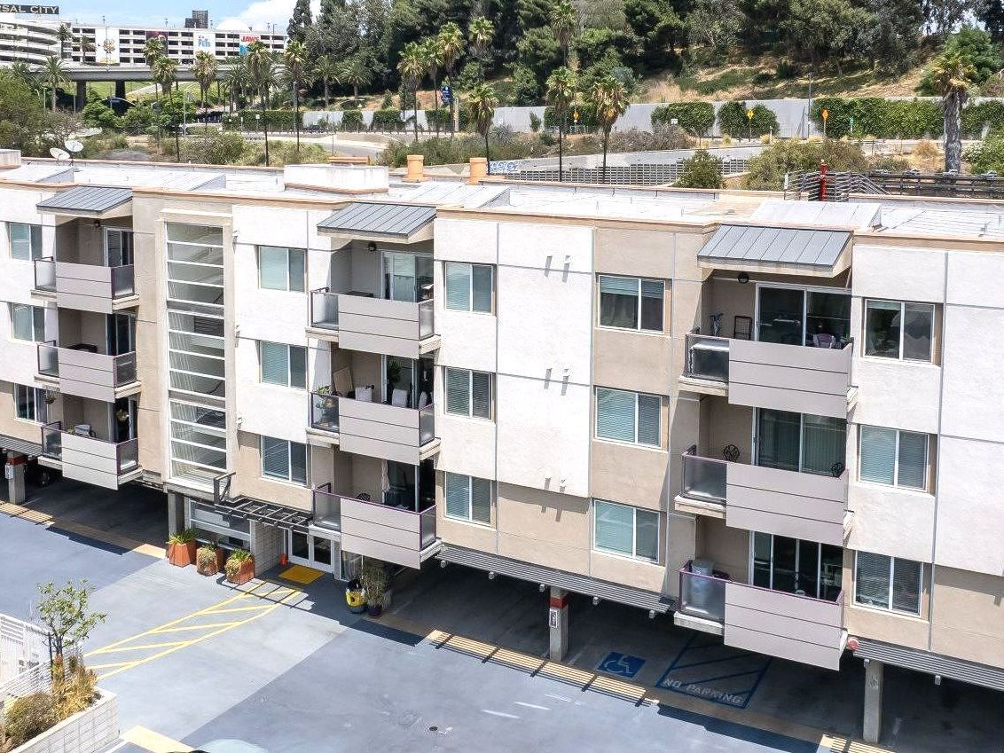 Aerial view of apartment building in Los Angeles. Apartment Property Management expert in Toluca Lake - Sky Properties Inc.