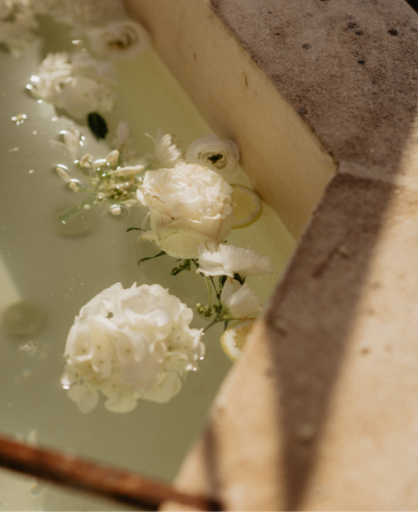 Deux vases remplis de fleurs séchées sont posés sur une table.