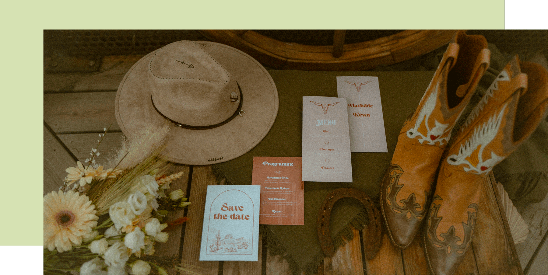 Un chapeau et des bottes de cow-boy sont posés sur une table en bois.