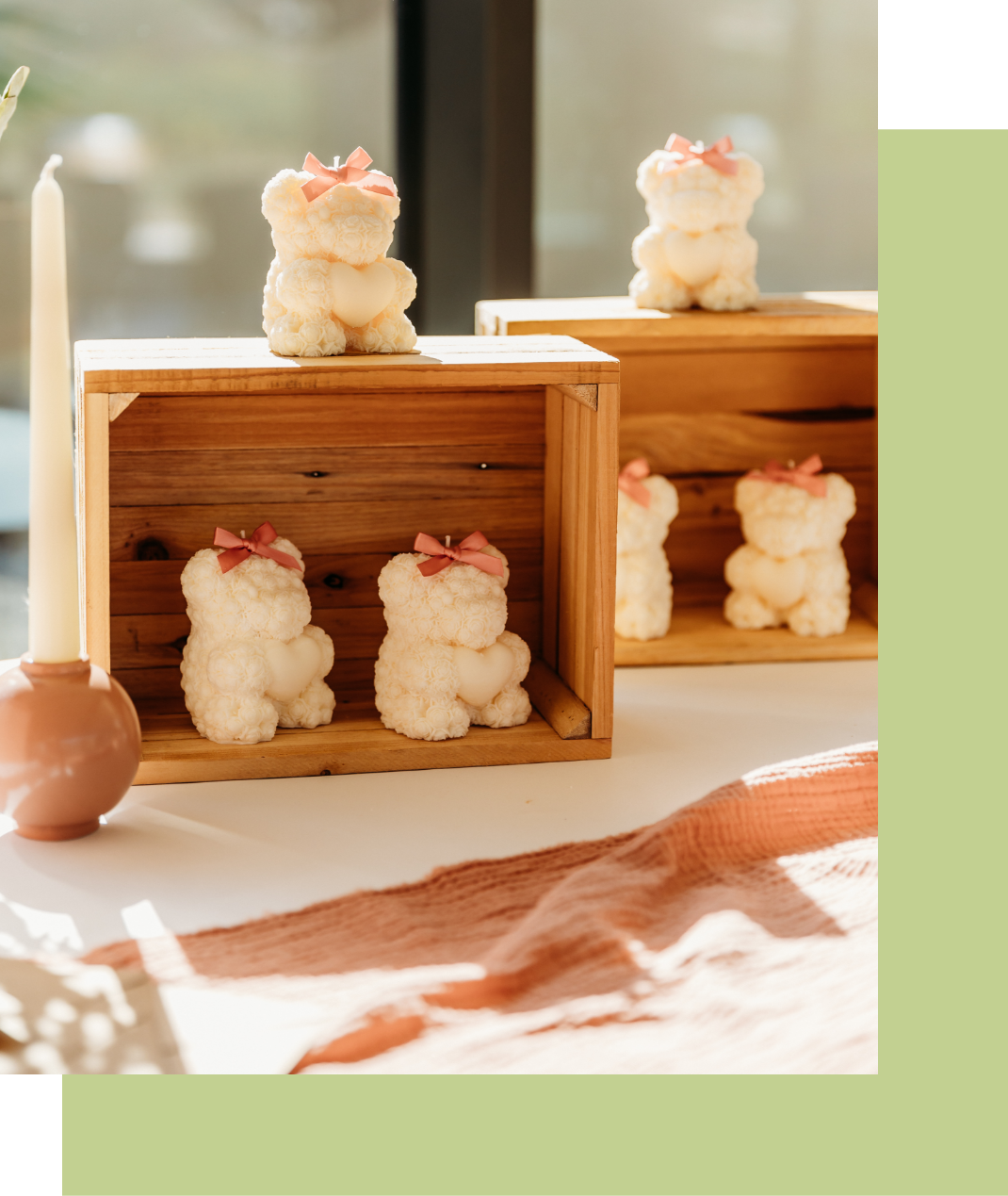 Trois ours en peluche sont assis dans des caisses en bois sur une table.
