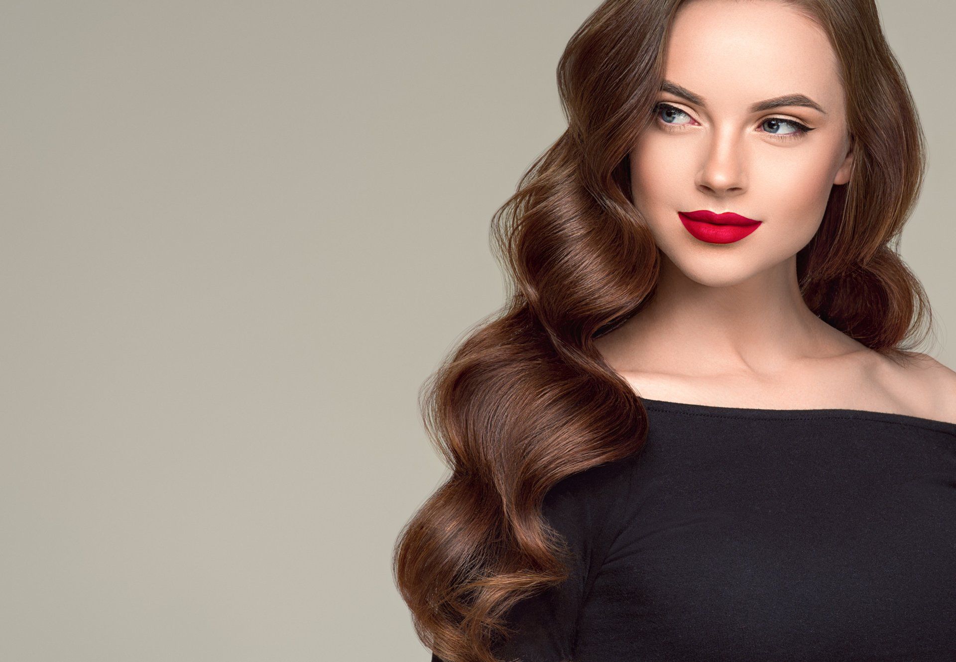 Beautiful hair woman with long wavy healthy hair