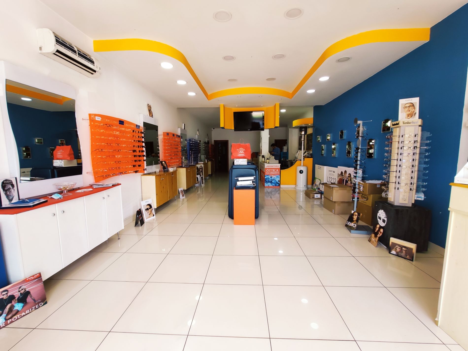 Interno del negozio di ottica