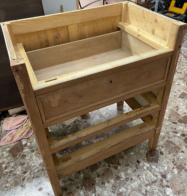 Dettaglio di un mobile in legno trattato e controllato con tecnologia antitarlo a microonde in un laboratorio professionale.