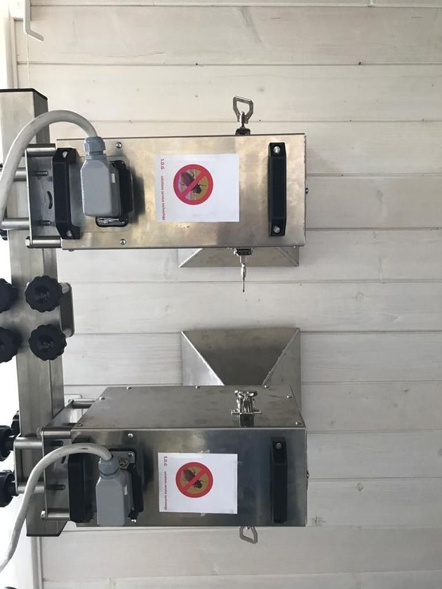 Tecnico specializzato che applica un trattamento antitarlo a microonde su una trave in legno all’interno di una casa storica.